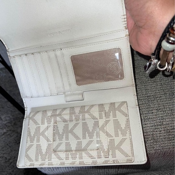 Micheal kors large wallet !! - Picture 7 of 10